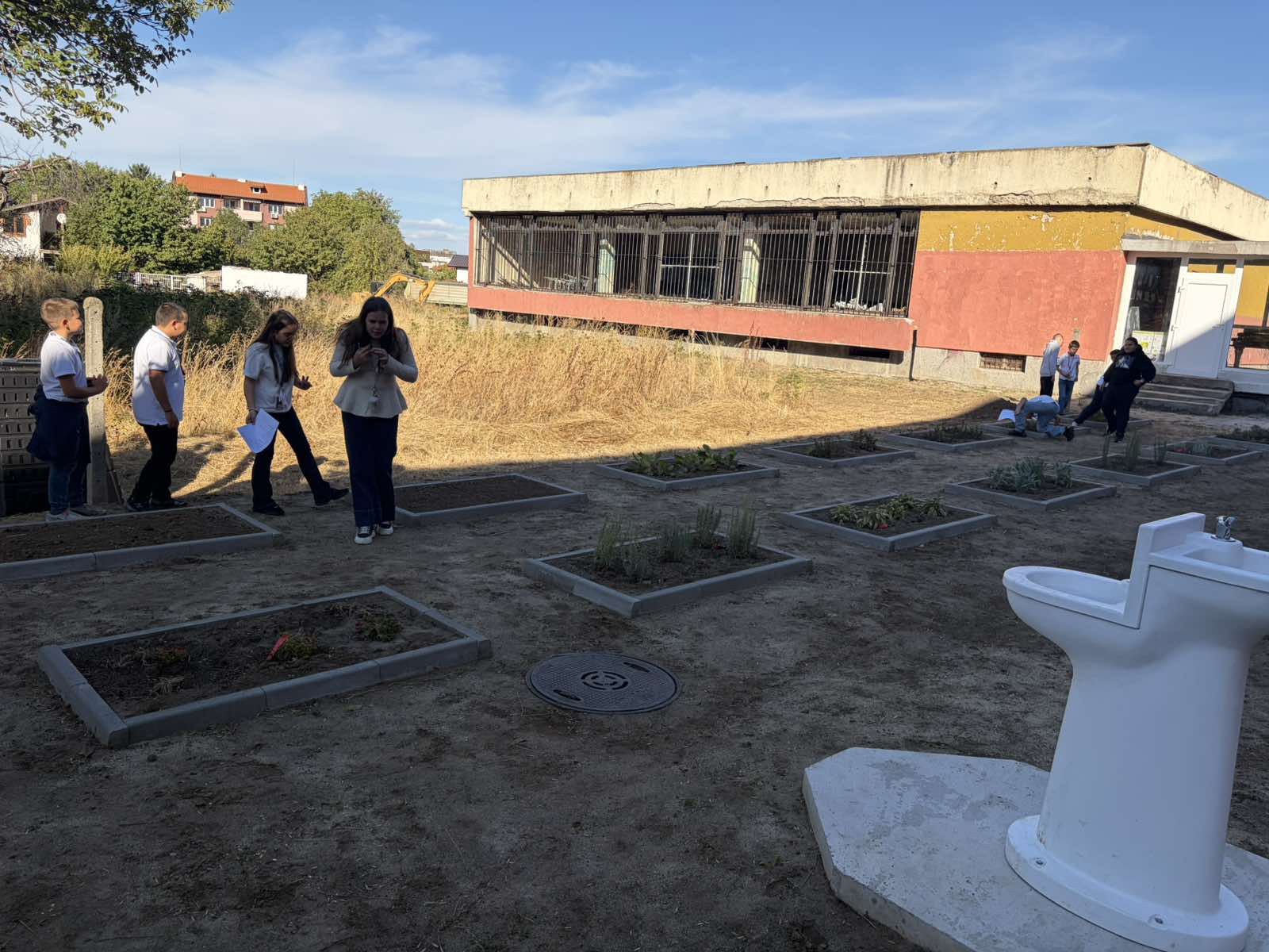 Зелената класна стая в двора на училището